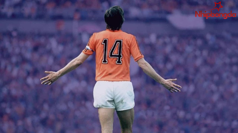 Johan Cruyff tượng đài tái lập bóng đá