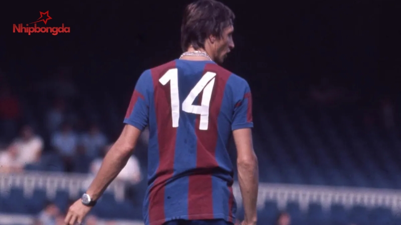 Johan Cruyff tiến hành thay toàn bộ đội hình, xây dựng lại đội bóng 