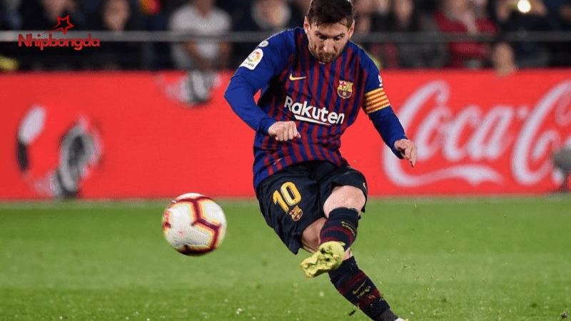 Sút bóng bổng bằng mu bàn chân giúp bóng đi mạnh, thẳng hơn