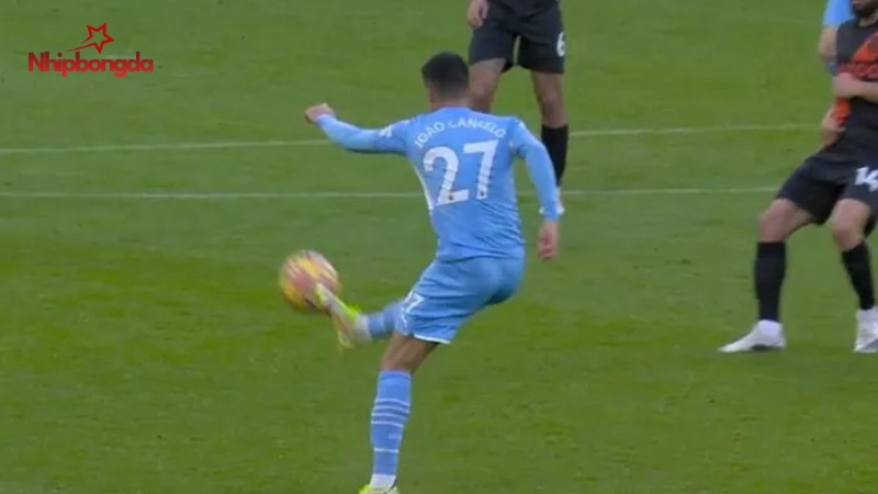 Cú sút Trivela hay còn được gọi là kỹ thuật vẩy má ngoài 