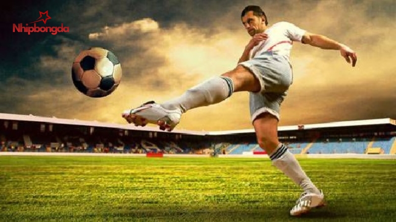 Giữ thăng bằng là yếu tố quan trọng sau khi sút bóng bổng