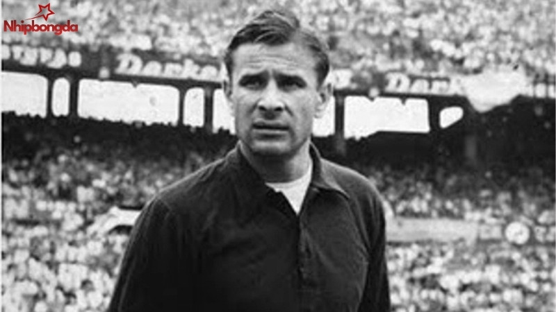 Lev Ivanovich Yashin (1929 - 1990) là thủ môn Liên Xô huyền thoại