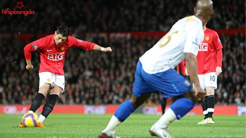 LW cần cắt bóng vào trong và thực hiện dứt điểm